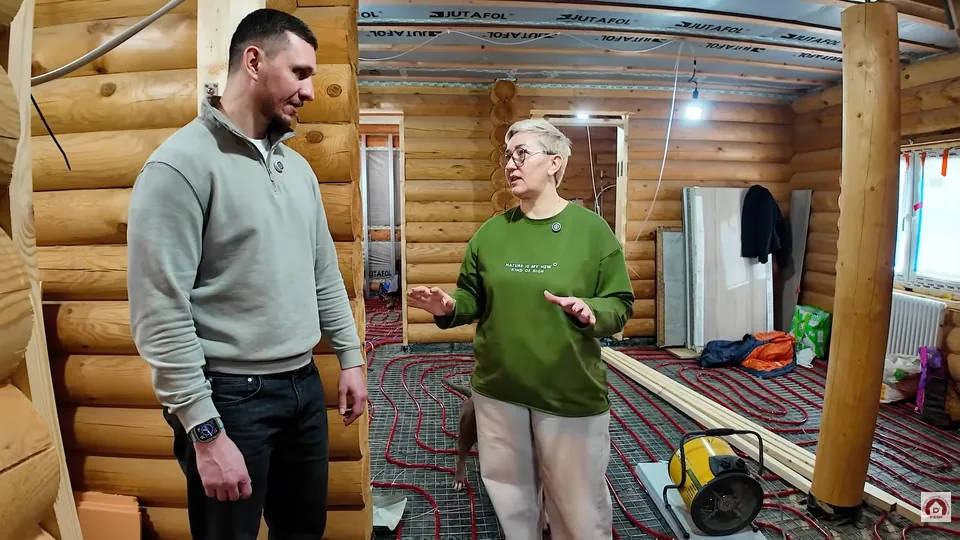 Интерьер дома из оцилиндрованного бревна на этапе подготовки к отделке